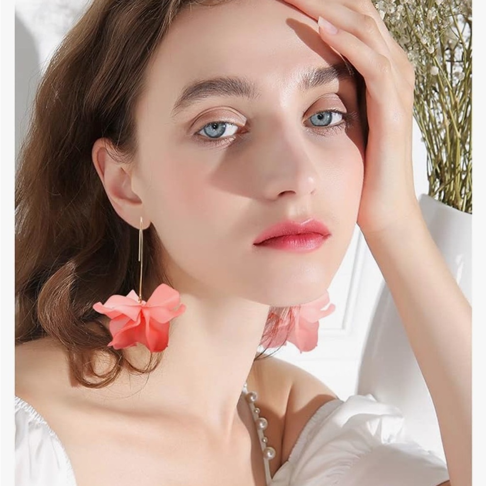 Beautiful Floral Flower Blush Pink Earrings NWOT
